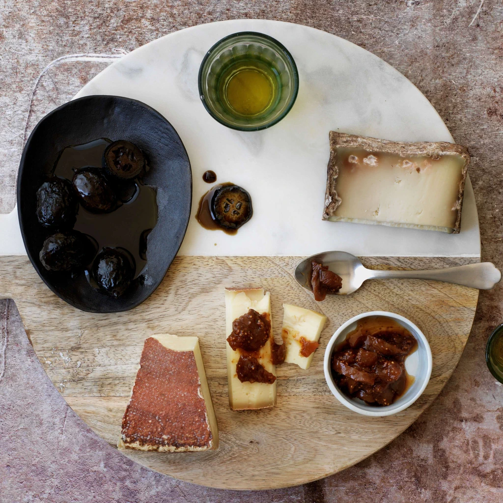 Schwarze Baumnüsse mit Käse und Mostarda