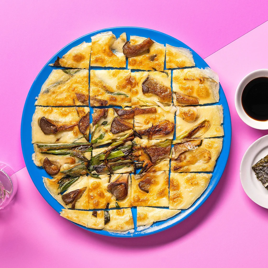 Crêpe coréenne à la farine de riz avec champignons 