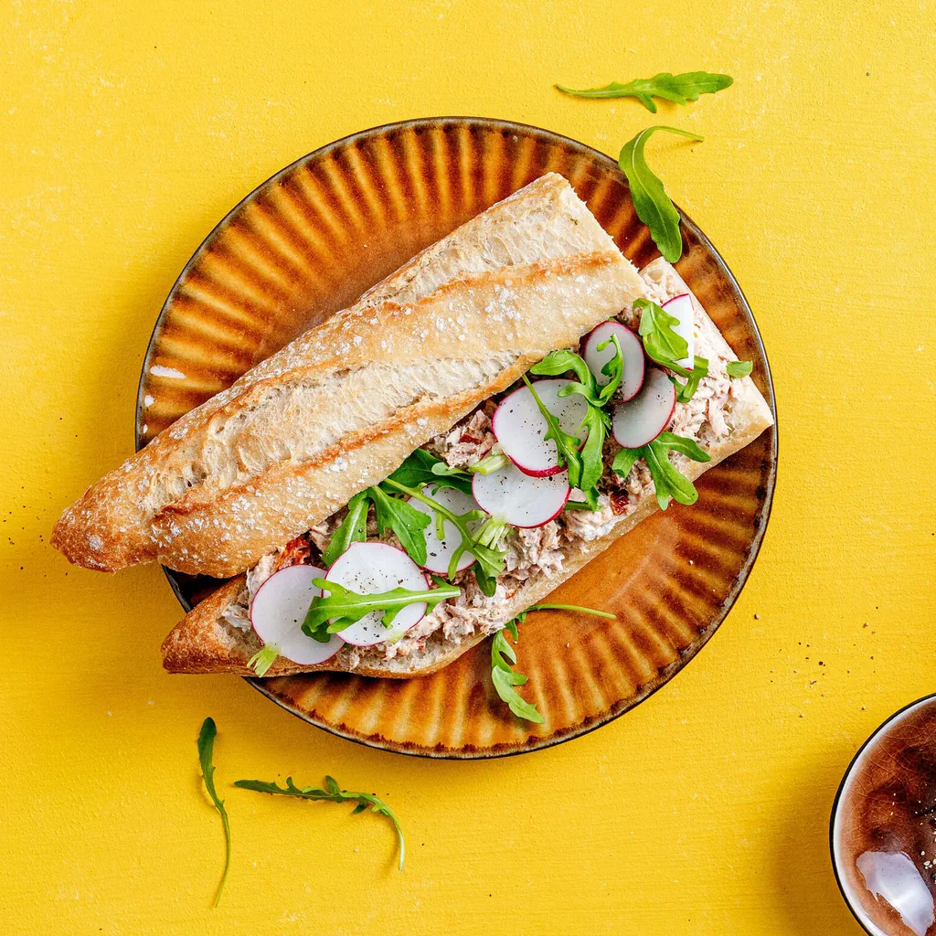 Sandwich di tonno e formaggio fresco