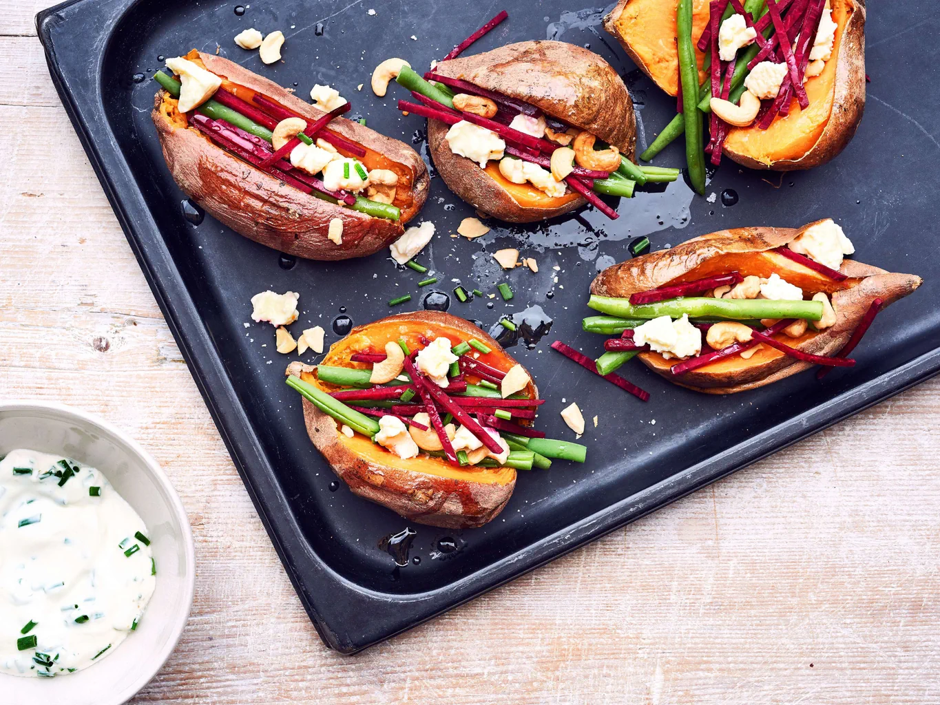 Sweet Potatoes mit Bohnen, Randen und Frischkäse