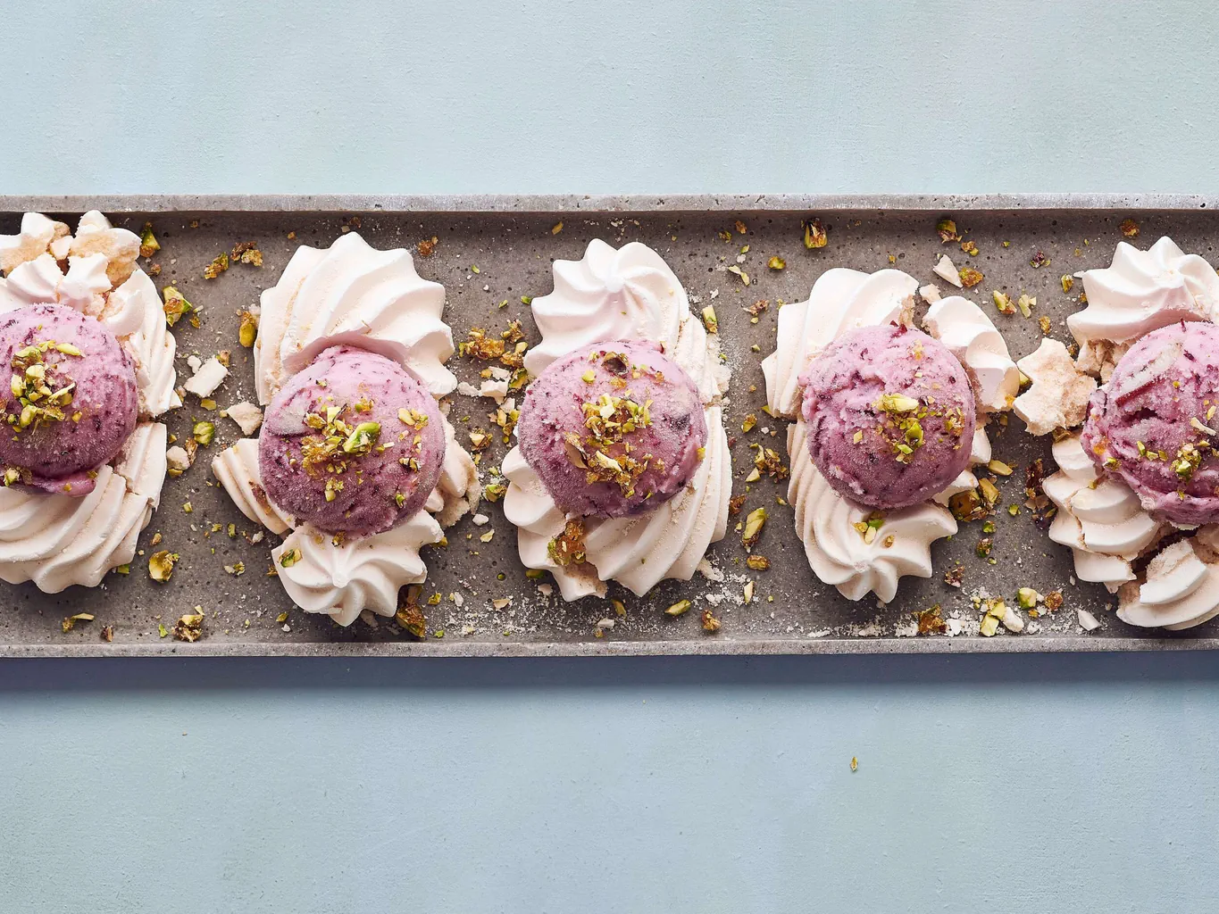 Gelato all'uva con meringhe