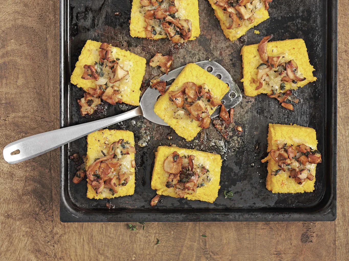 Tranches de polenta aux chanterelles