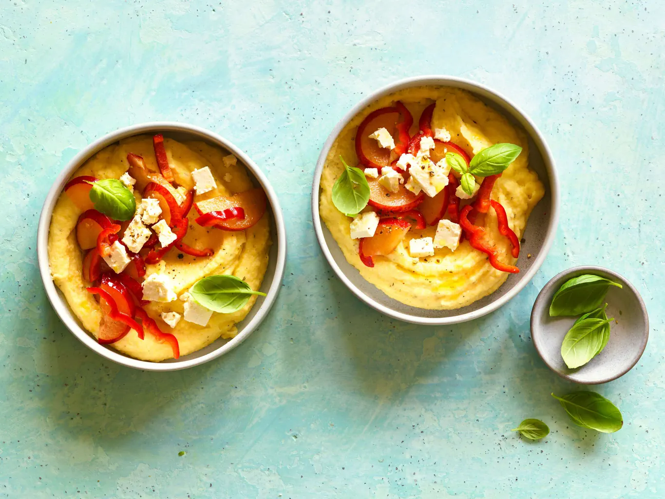 Polenta-Bowl mit Peperoni-Topping