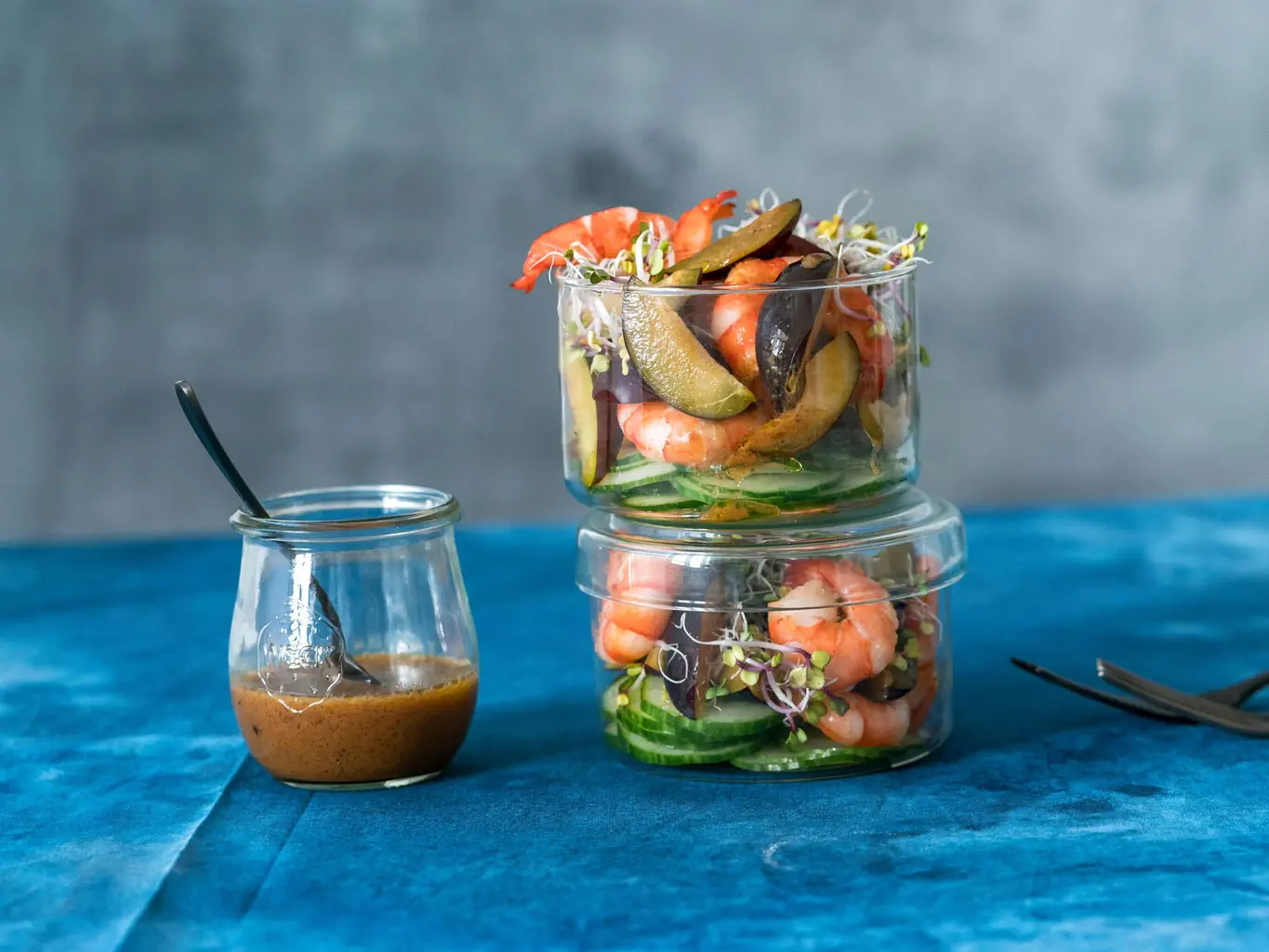 Salade de concombre aux pruneaux avec crevettes