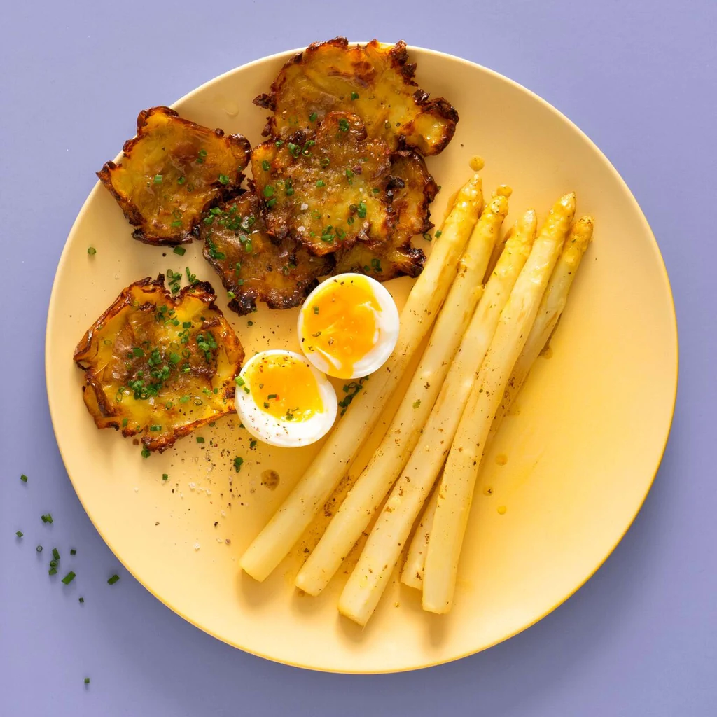 Asparagi con patate croccanti e uovo