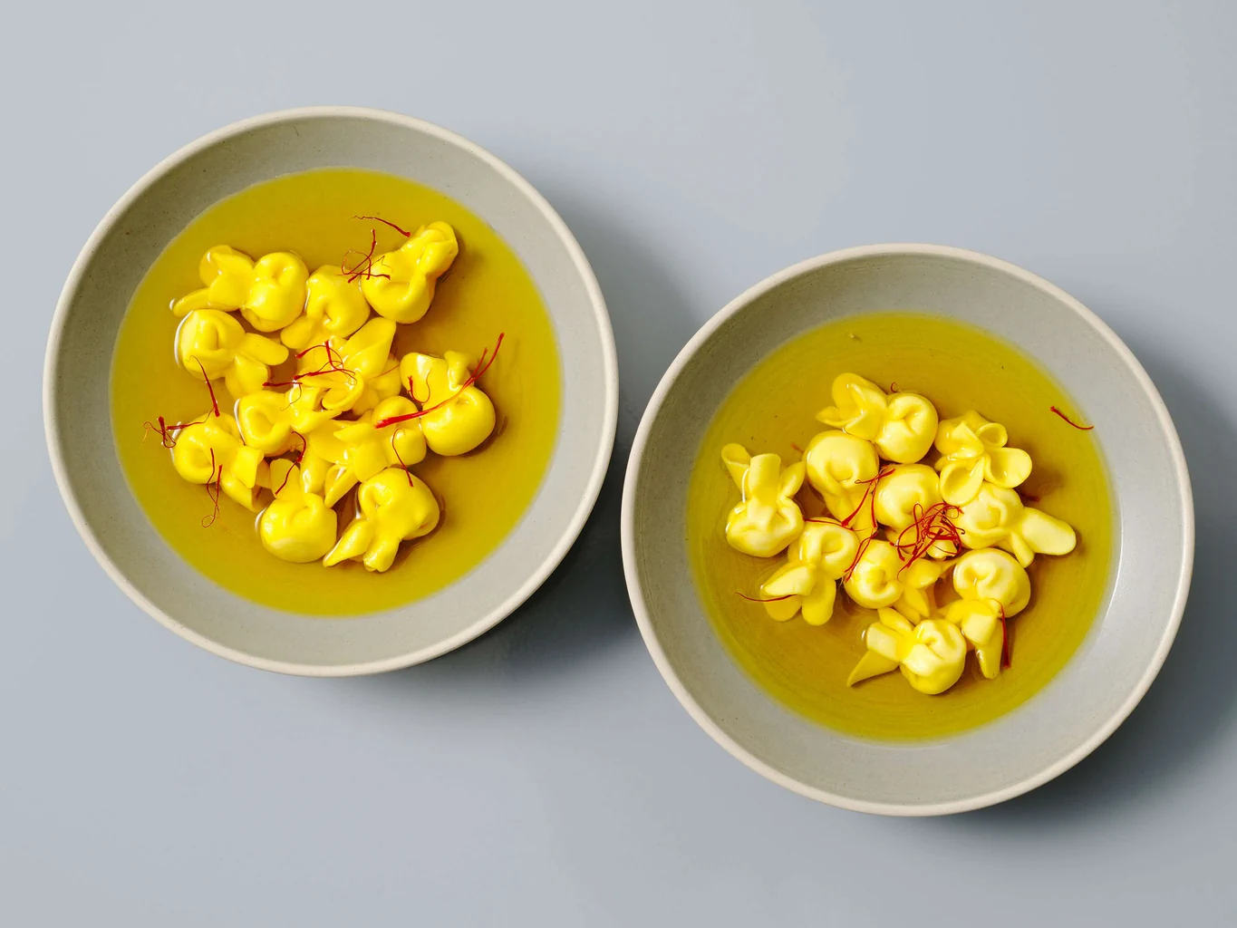 Bouillon au safran avec tortellini