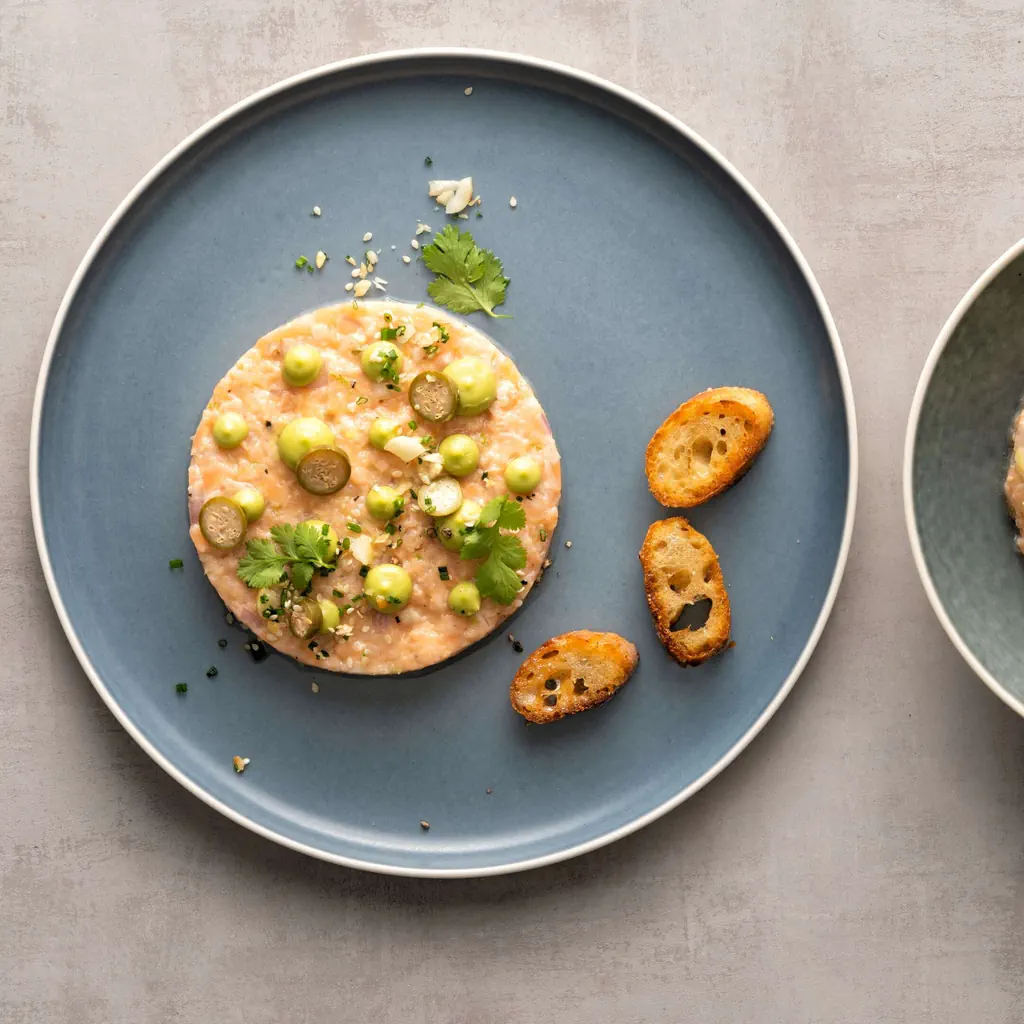 Lachstatar mit Apfel-Avocado-Miso-Creme 