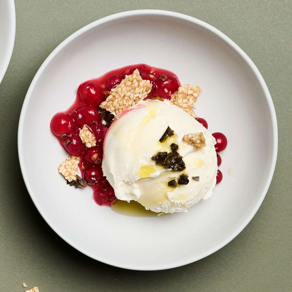 Gelato alla vaniglia con olive e croccante al sesamo