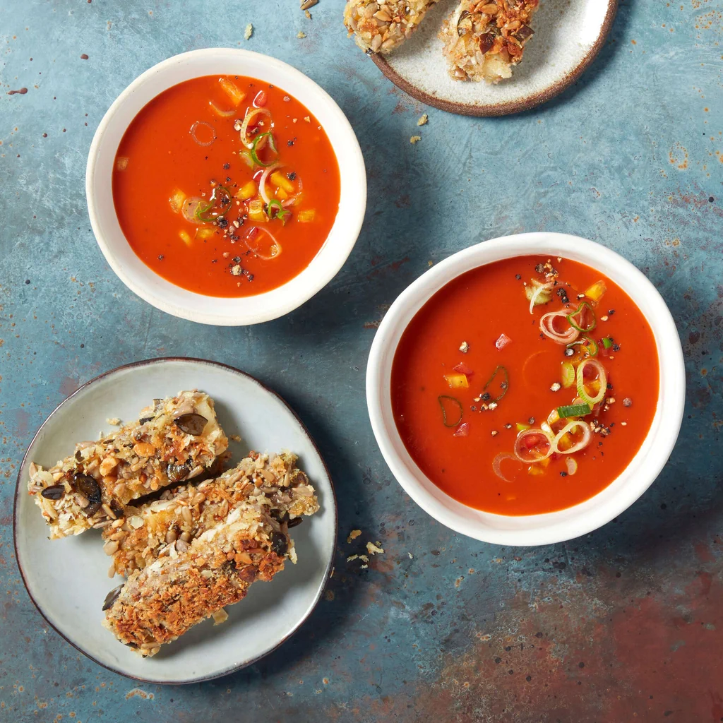 Fixfertiger Gazpacho mit Nuss-Käse-Sticks
