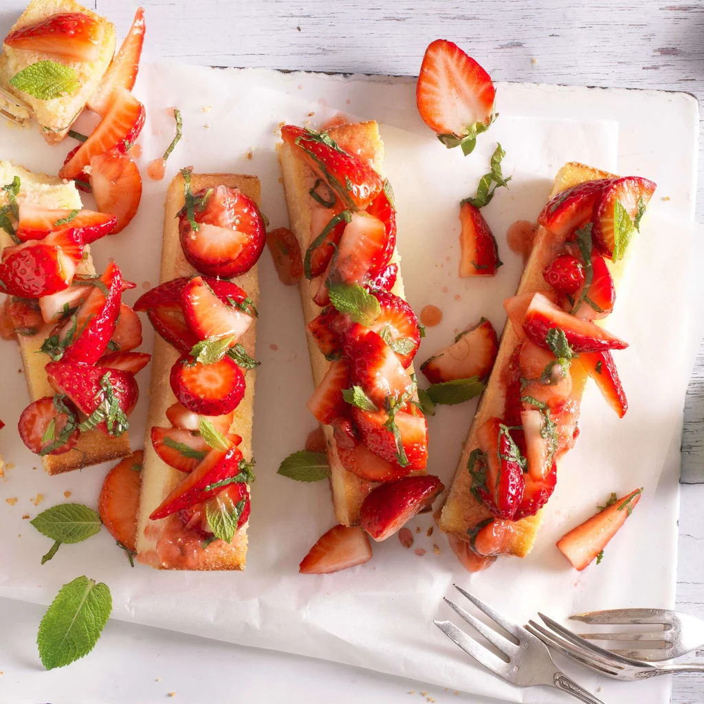 Tranches de semoule au séré avec fraises 
