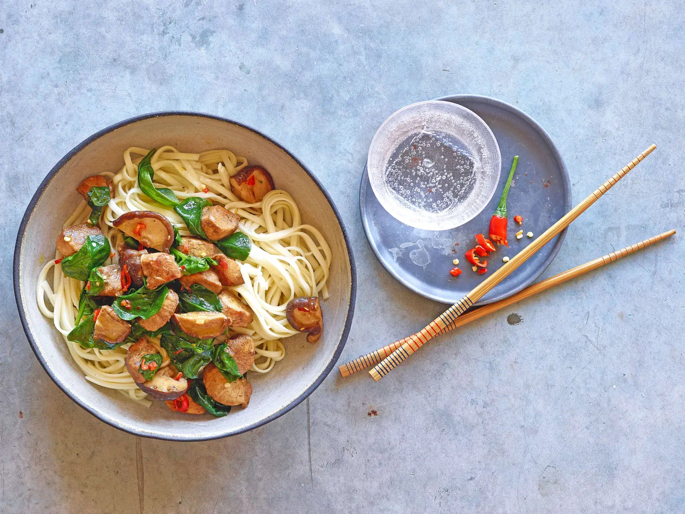 Filets de lapin et épinards au wok
