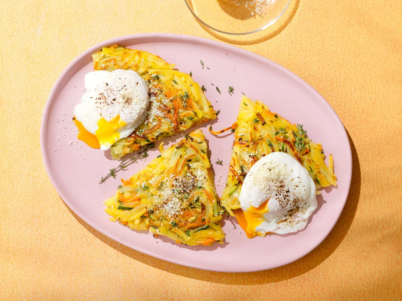 Rösti aux légumes avec œuf poché et schabziger