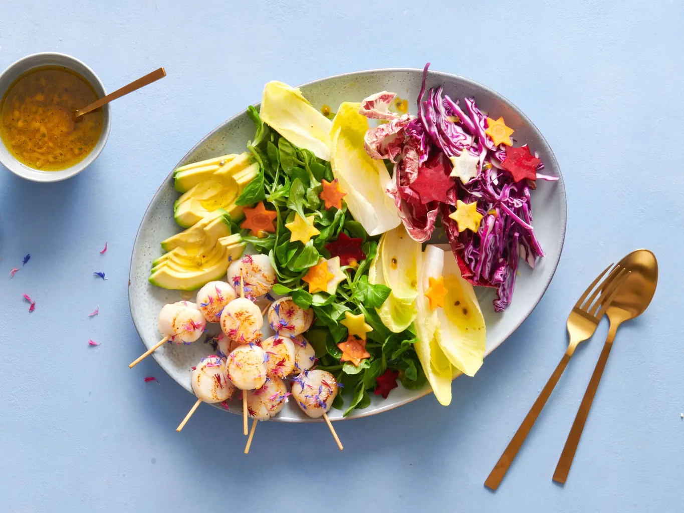 Capesante ai fiori su letto d'insalata mista