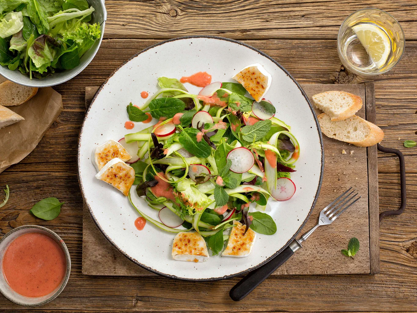 Salade d'asperges avec sauce aux fraises