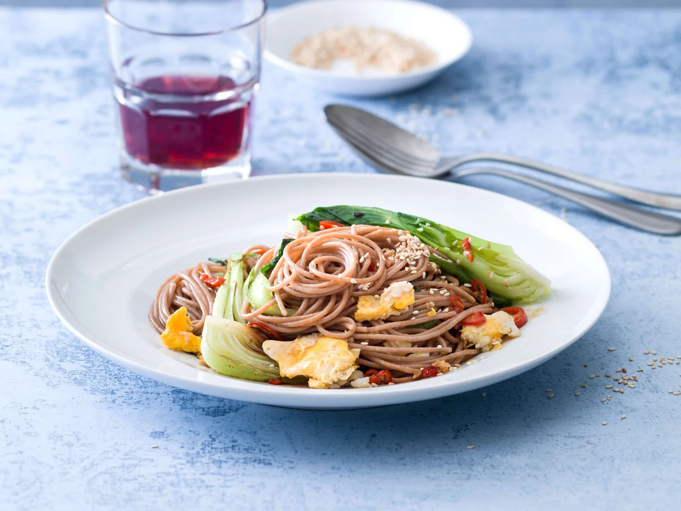 Vollkornspaghetti mit Pak-Choi und Ei