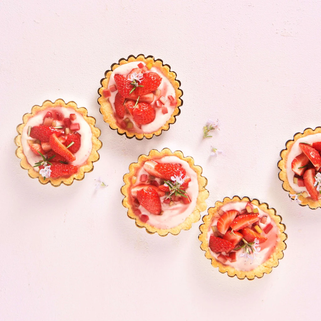 Rhabarbertörtchen mit Erdbeeren 