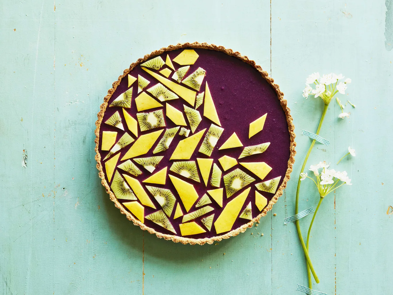 Crostata ai mirtilli con mango e kiwi