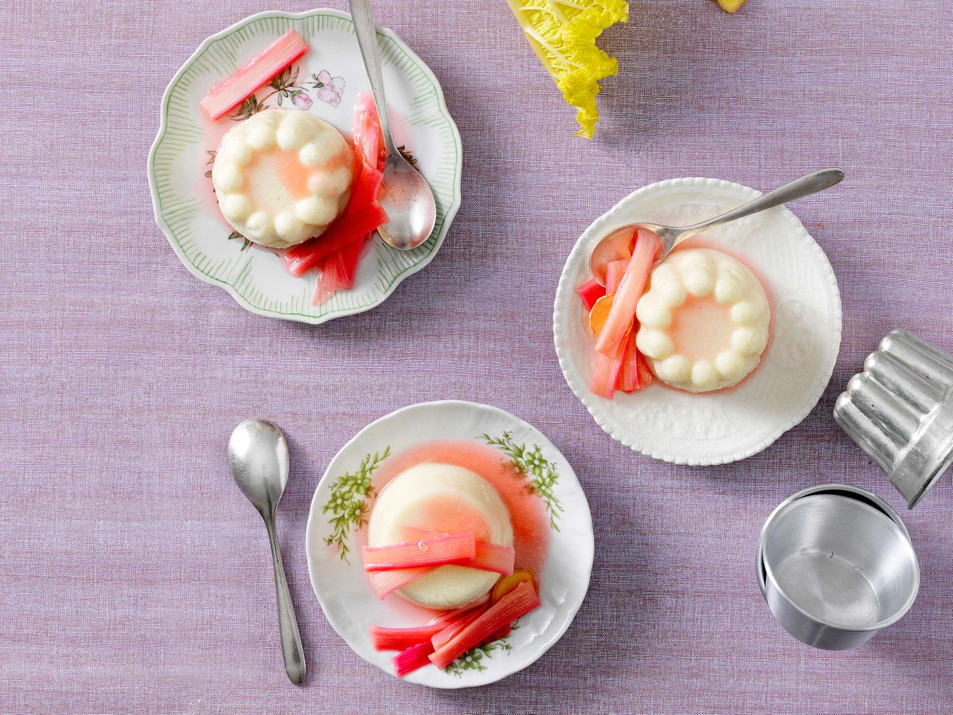 Budino di semolino e yogurt con rabarbaro