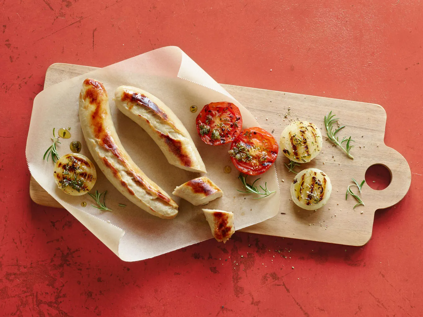 Bratwurst di vitello e verdure alla griglia