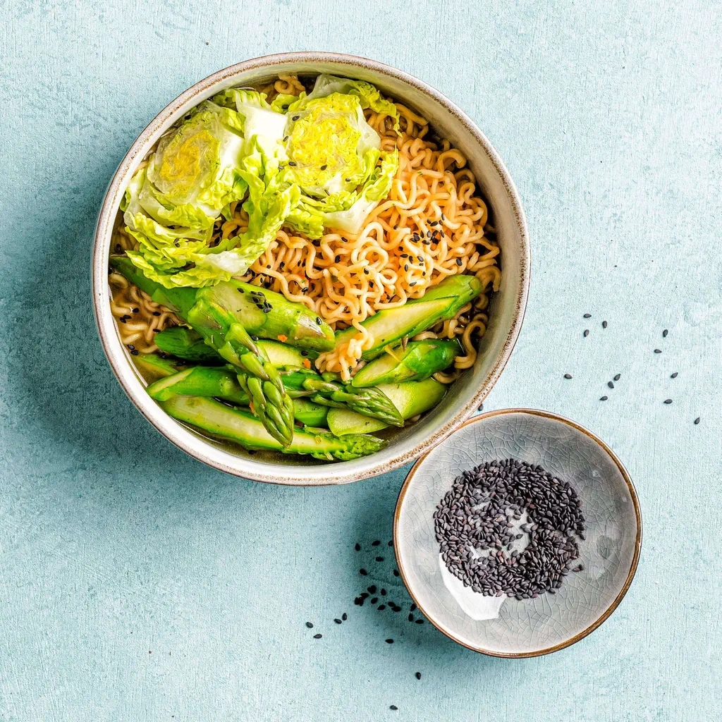 Zuppa di pasta istantanea con verdure