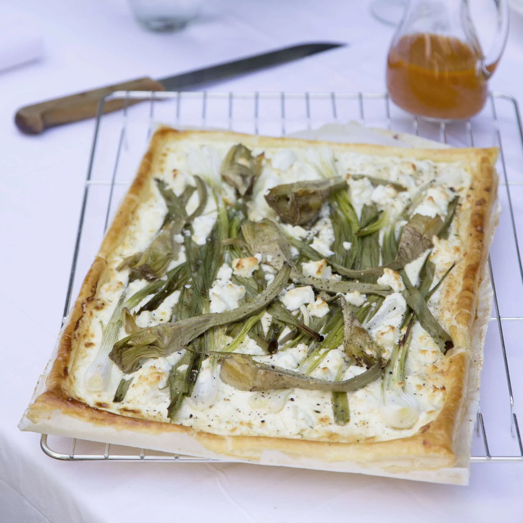 Artischocken-Feta-Tarte mit Harissa-Öl