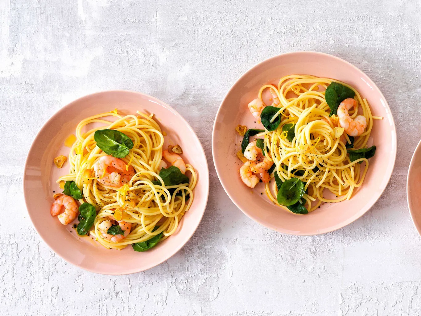 Spaghetti con gamberi e spinaci