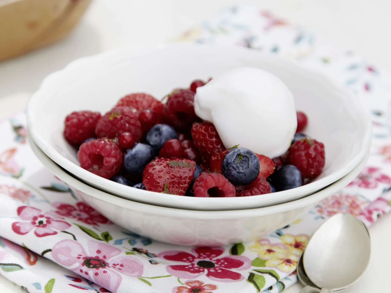Beerensalat mit Sorbet