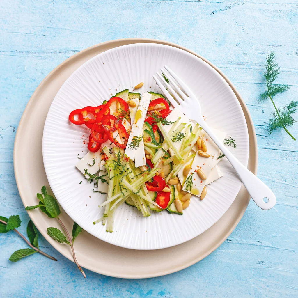 Gemüsesalat mit Apfel und Käse