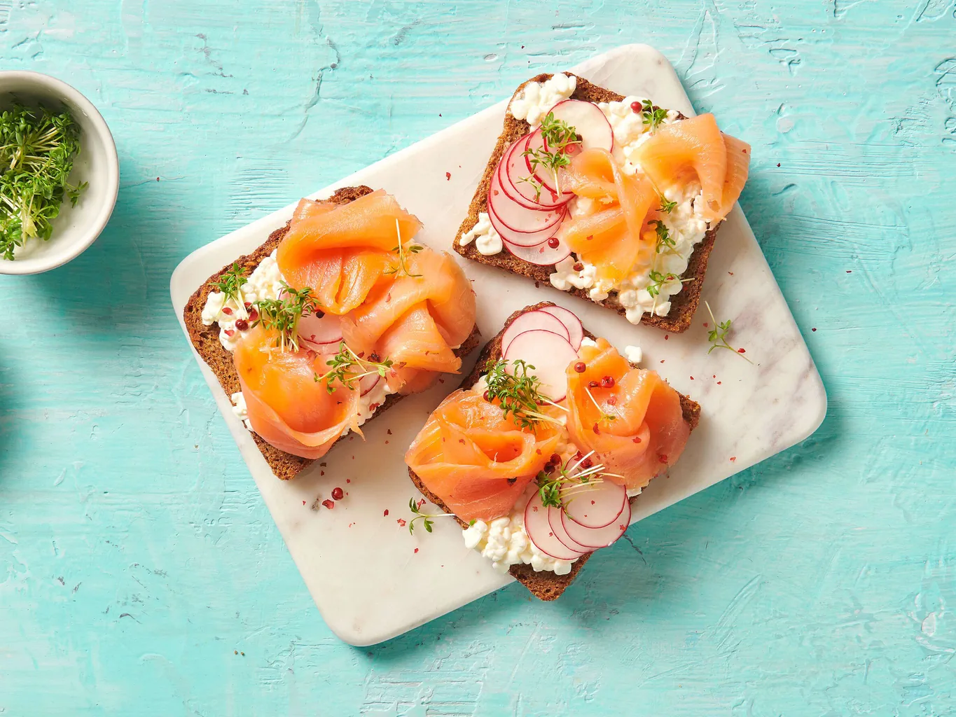 Proteinbrot mit Hüttenkäse und Rauchlachs