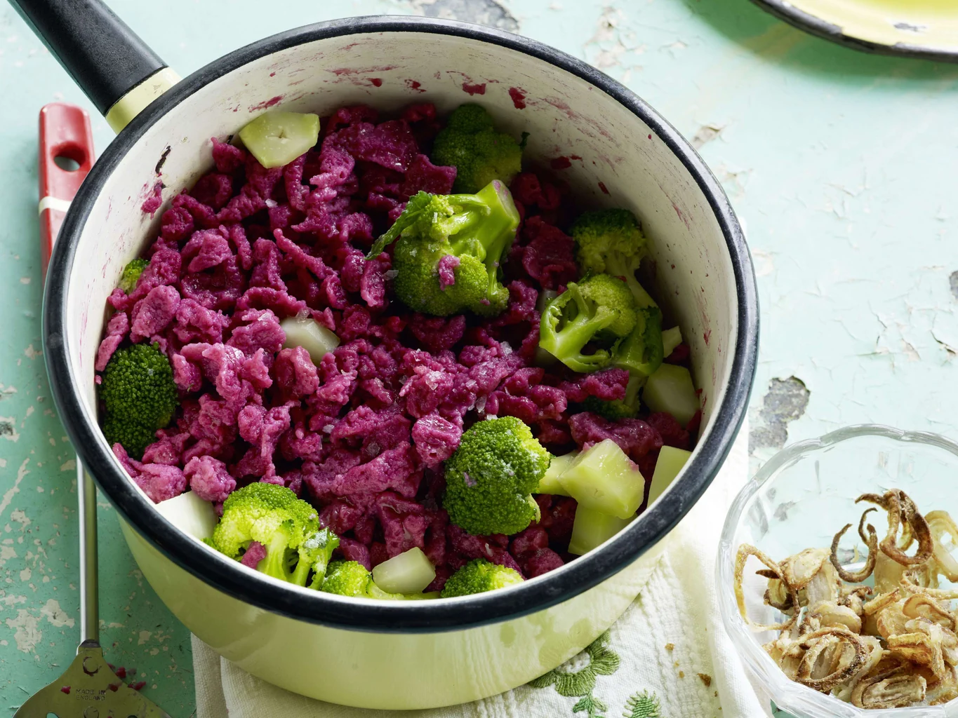 Spätzli alle barbabietole con broccoli