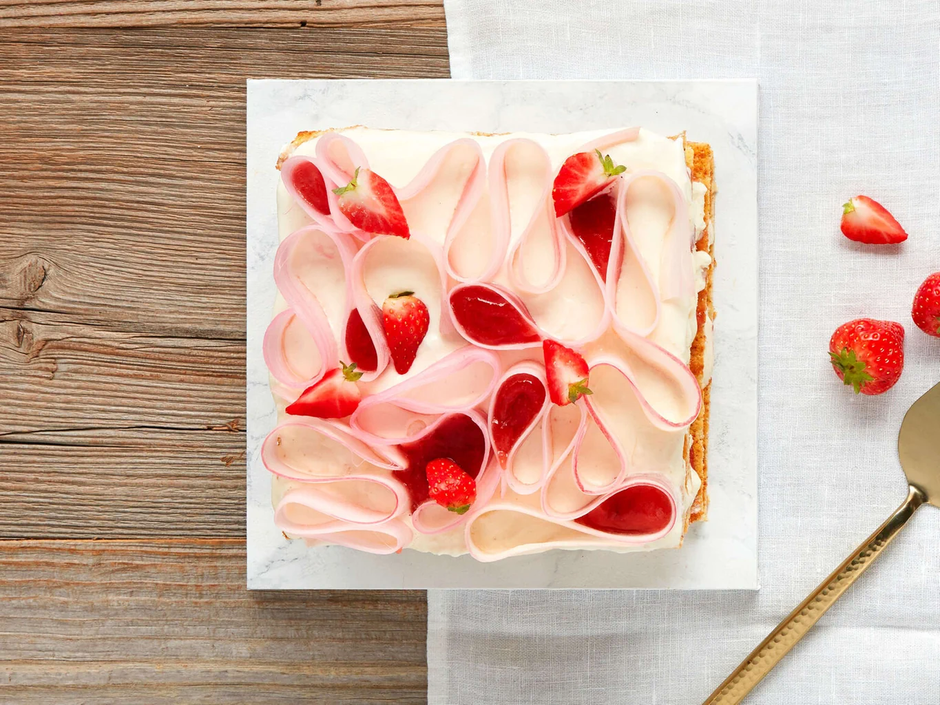 Tourte glacée avec fraises et rhubarbe 