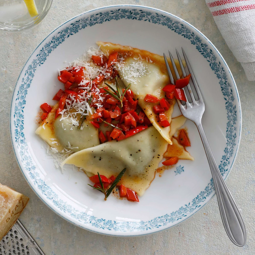 Oliven-Mascarpone-Triangoli mit Paprikabutter