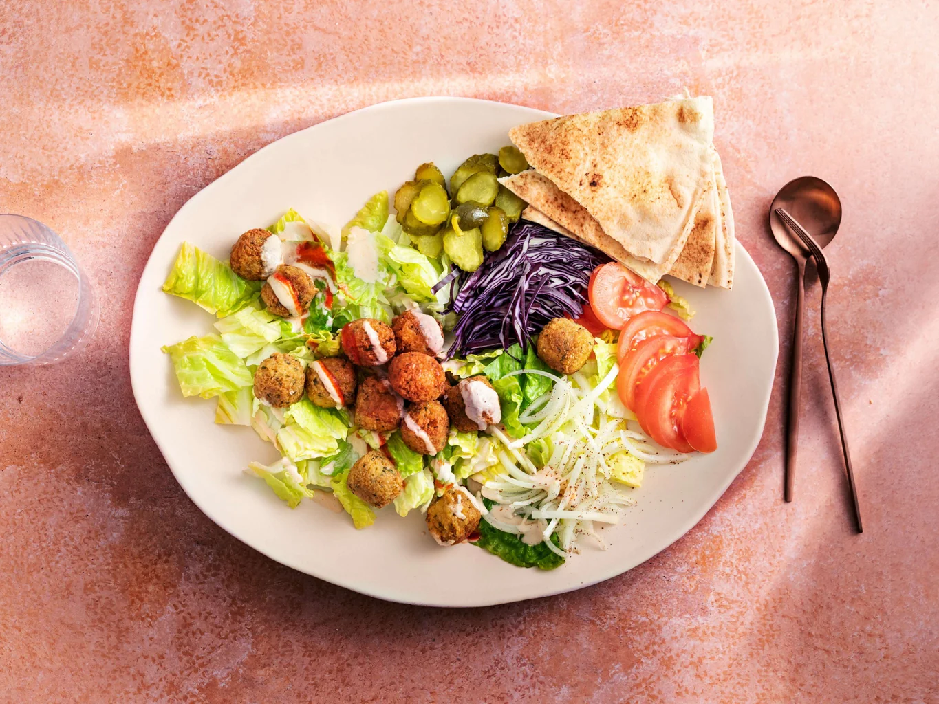 Insalata di falafel con salsa cocktail