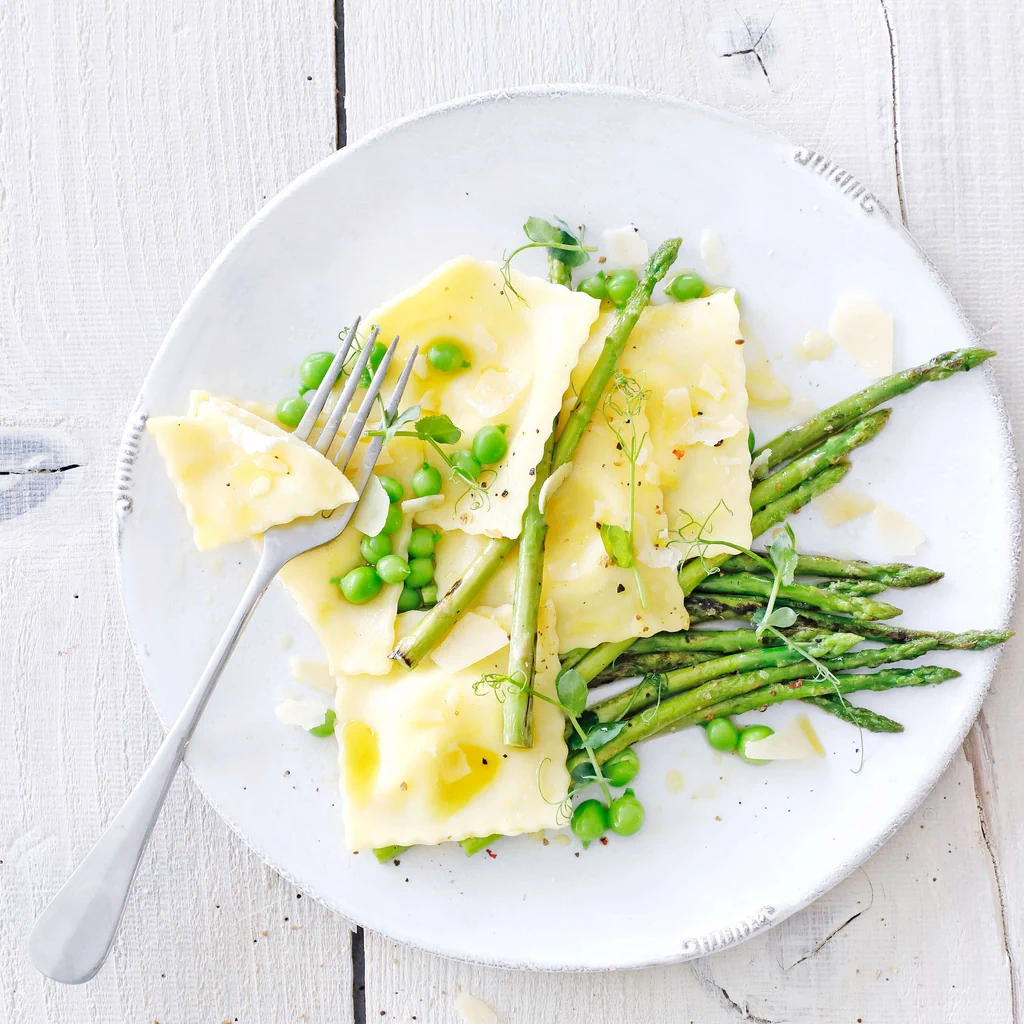 Zitronenravioli mit Spargeln und Erbsen