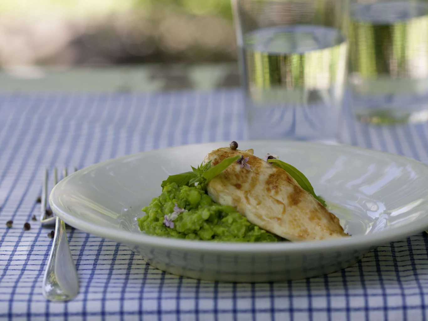 Pouletbrust auf Erbsenpüree