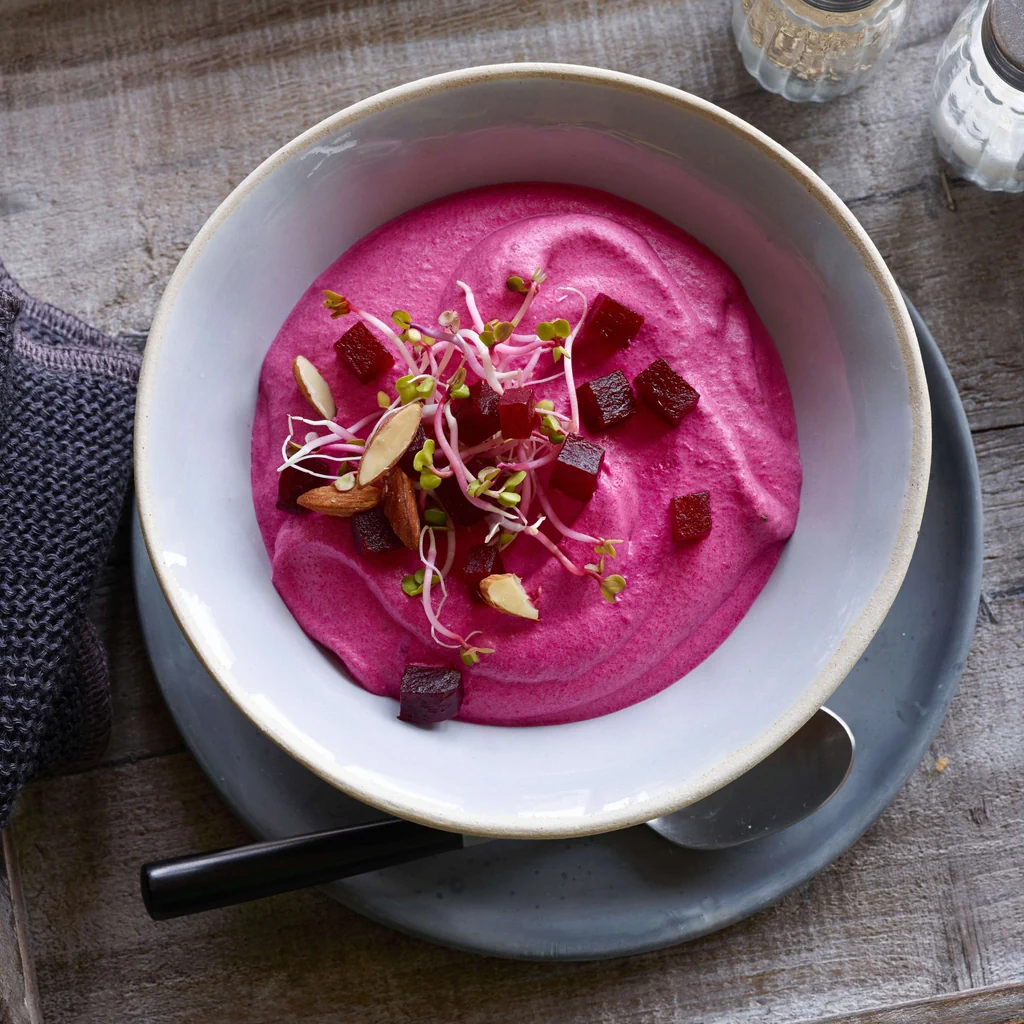 Mousse di barbabietole con germogli e mandorle affumicate