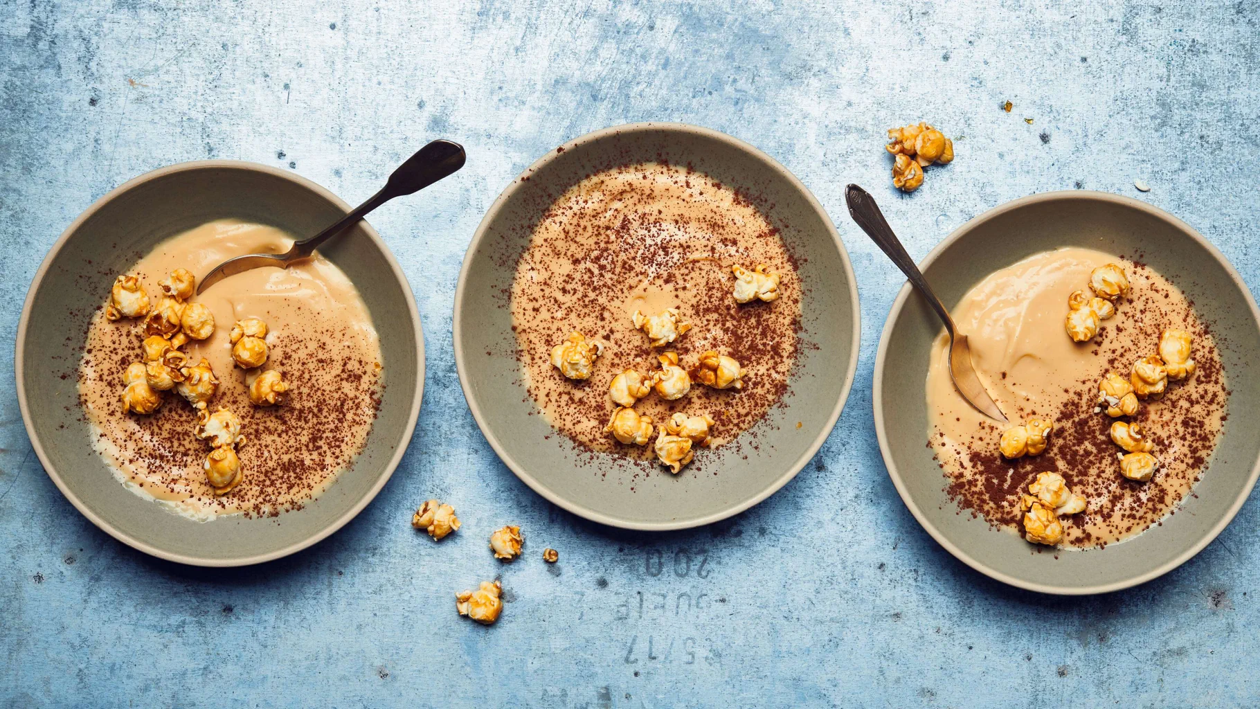 Caramelpuddingcreme mit Popcorn