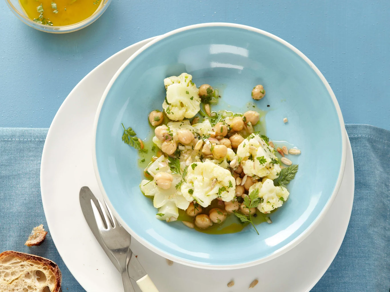 Blumenkohlsalat mit Sonnenblumenkernen und Kichererbsen