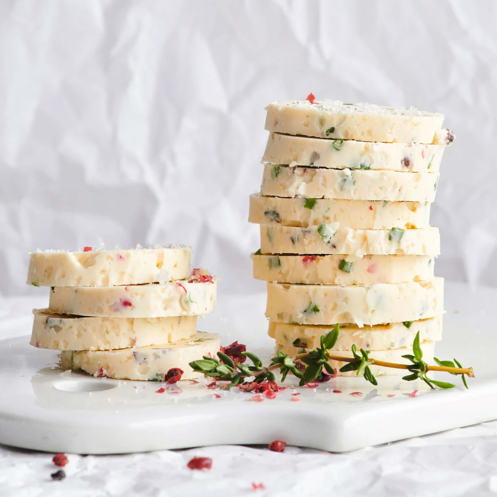 Beurre aux fines herbes et au poivre rose