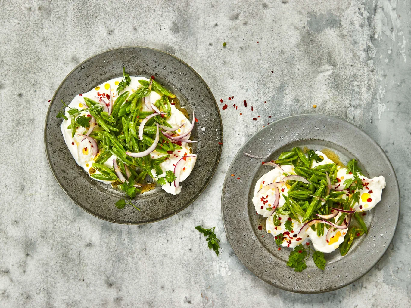 Knackerbsensalat auf Burrata