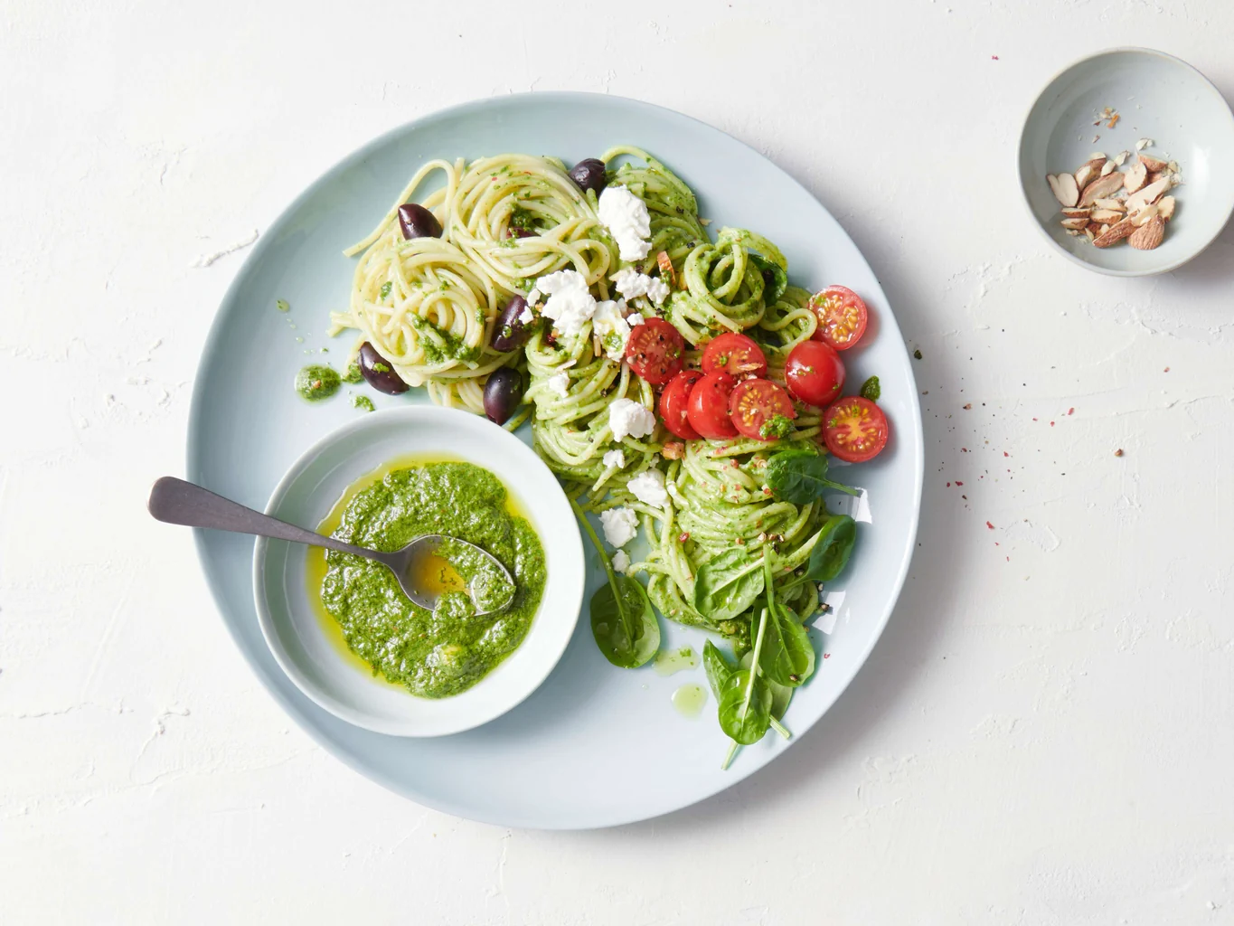 Pasta mit Spinat-Pesto und Ziegenkäse
