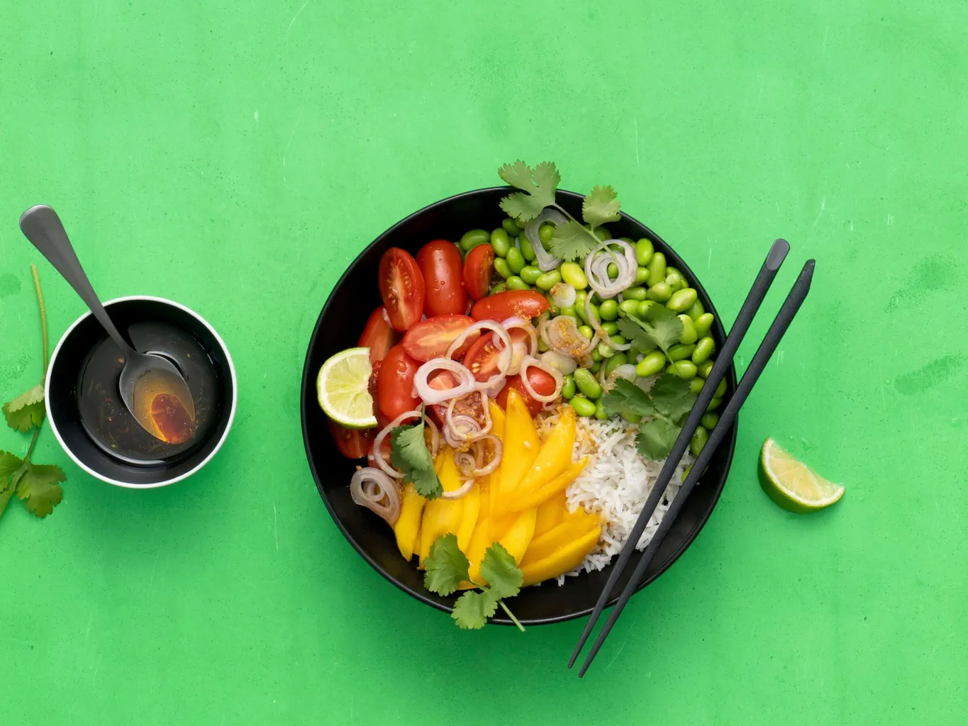 Salade de riz asiatique aux tomates et à la mangue