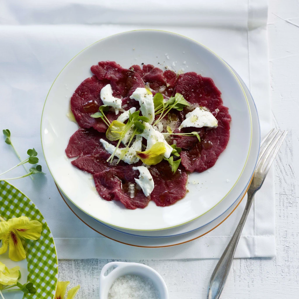 Rindscarpaccio mit Büffelmozzarella