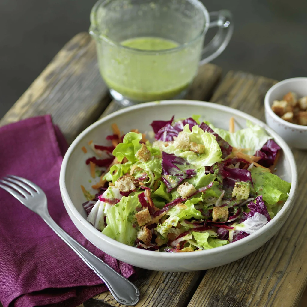 Bunter Salat mit Bärlauchdressing