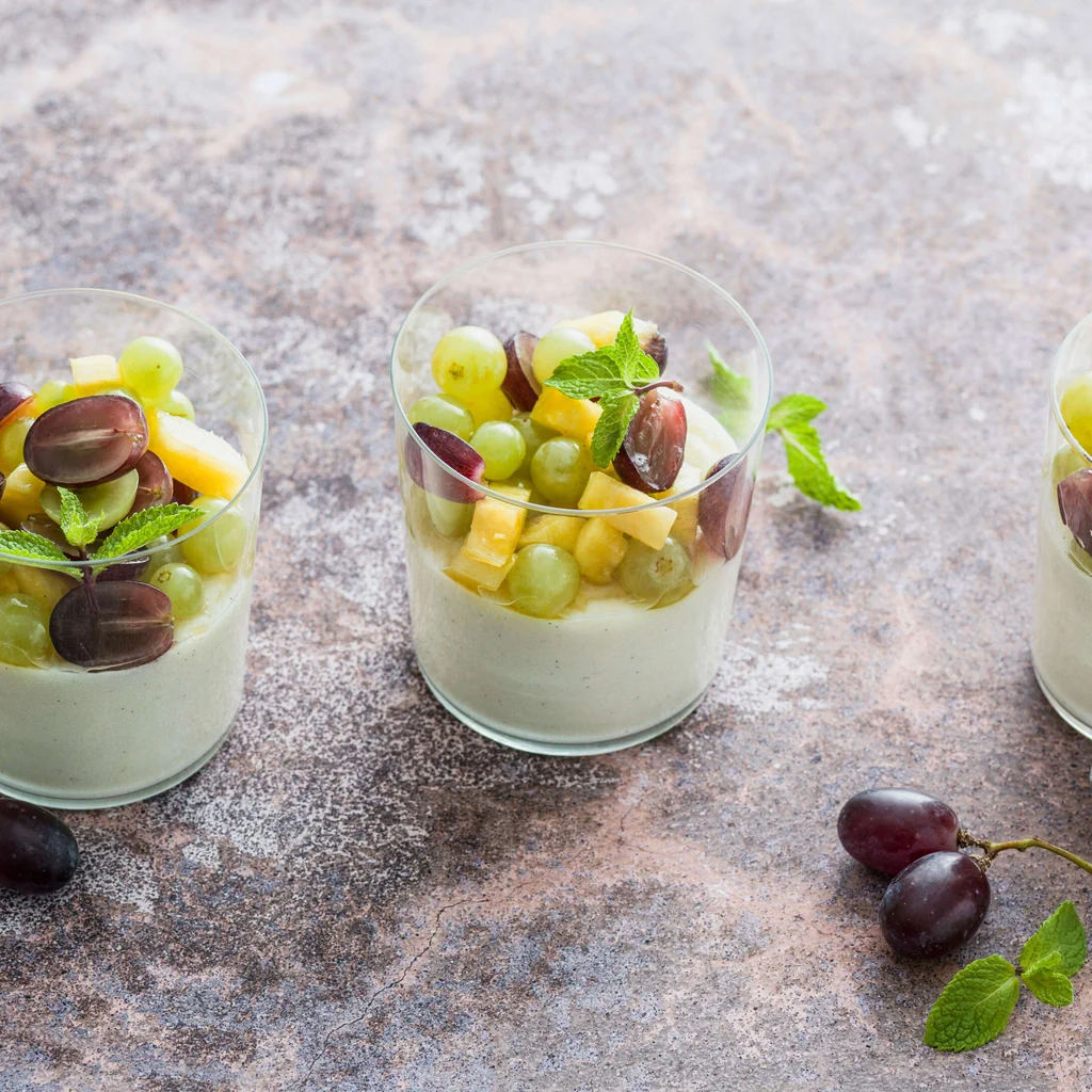 Griessköpfli mit Trauben-Ananas-Salat