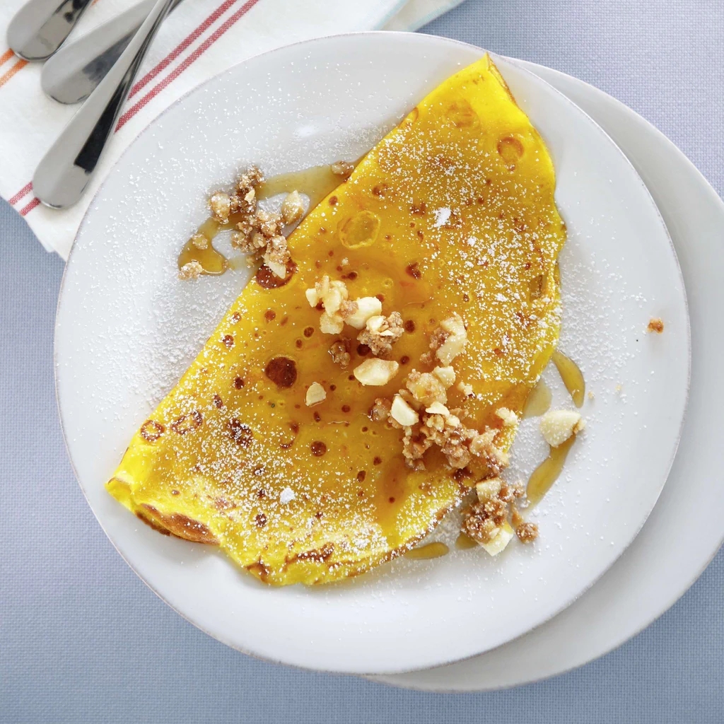 Crêpe alle carote con croccante di macadamia