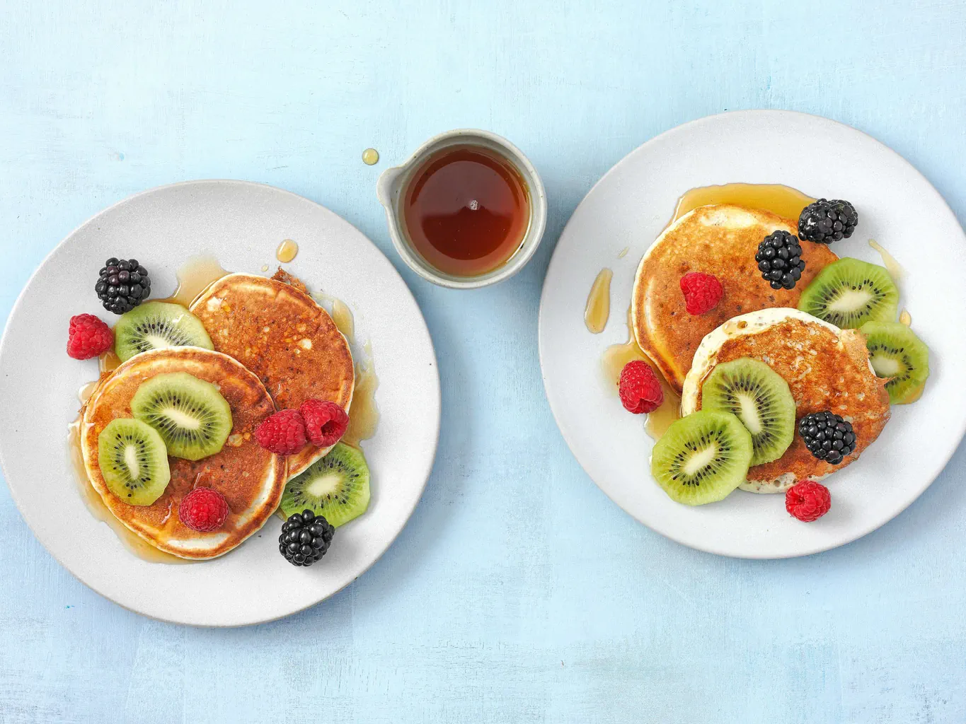 Pancake con kiwi e bacche