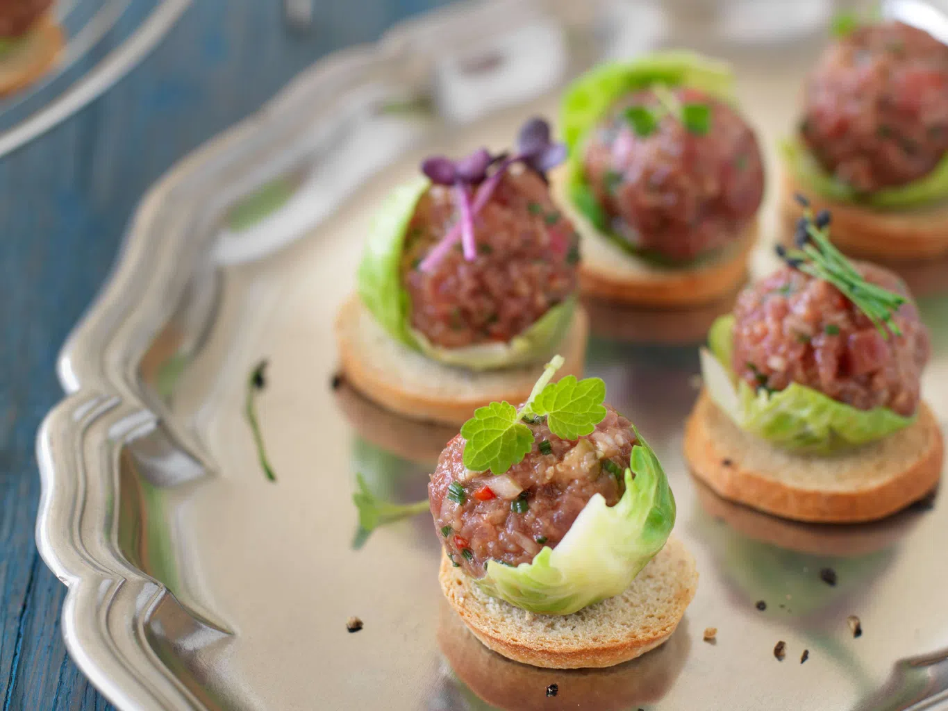 Crostini mit Rindstatarbällchen
