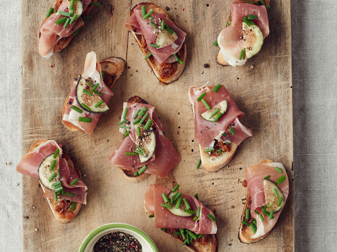 Crostini al crudo