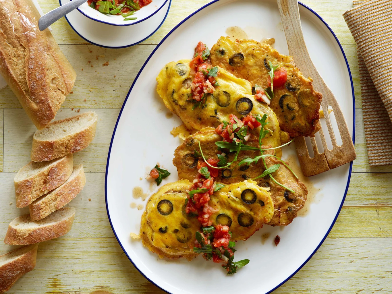 Piccata alle olive con salsa ai pomodori e alla rucola